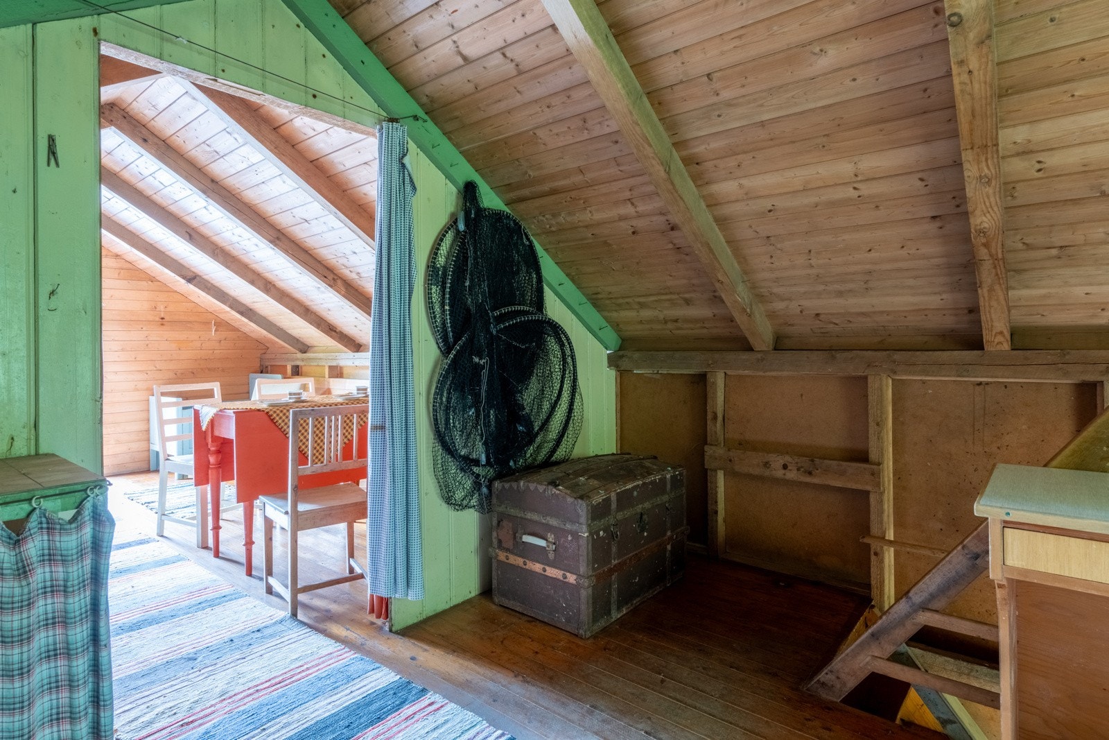 Det er 23 kvm i naustrommet og 17 kvm i loftsetasjen. Galleribilde