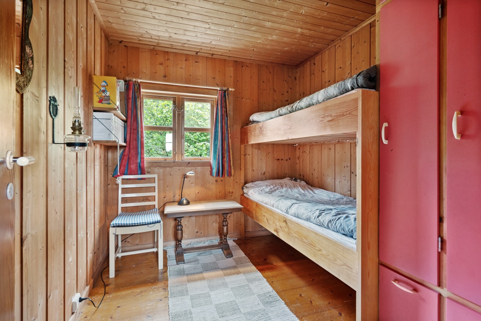 Det ene barne-/gjesterommet er på 5,9 kvadratmeter, med køyeseng og romslige skap. Galleribilde