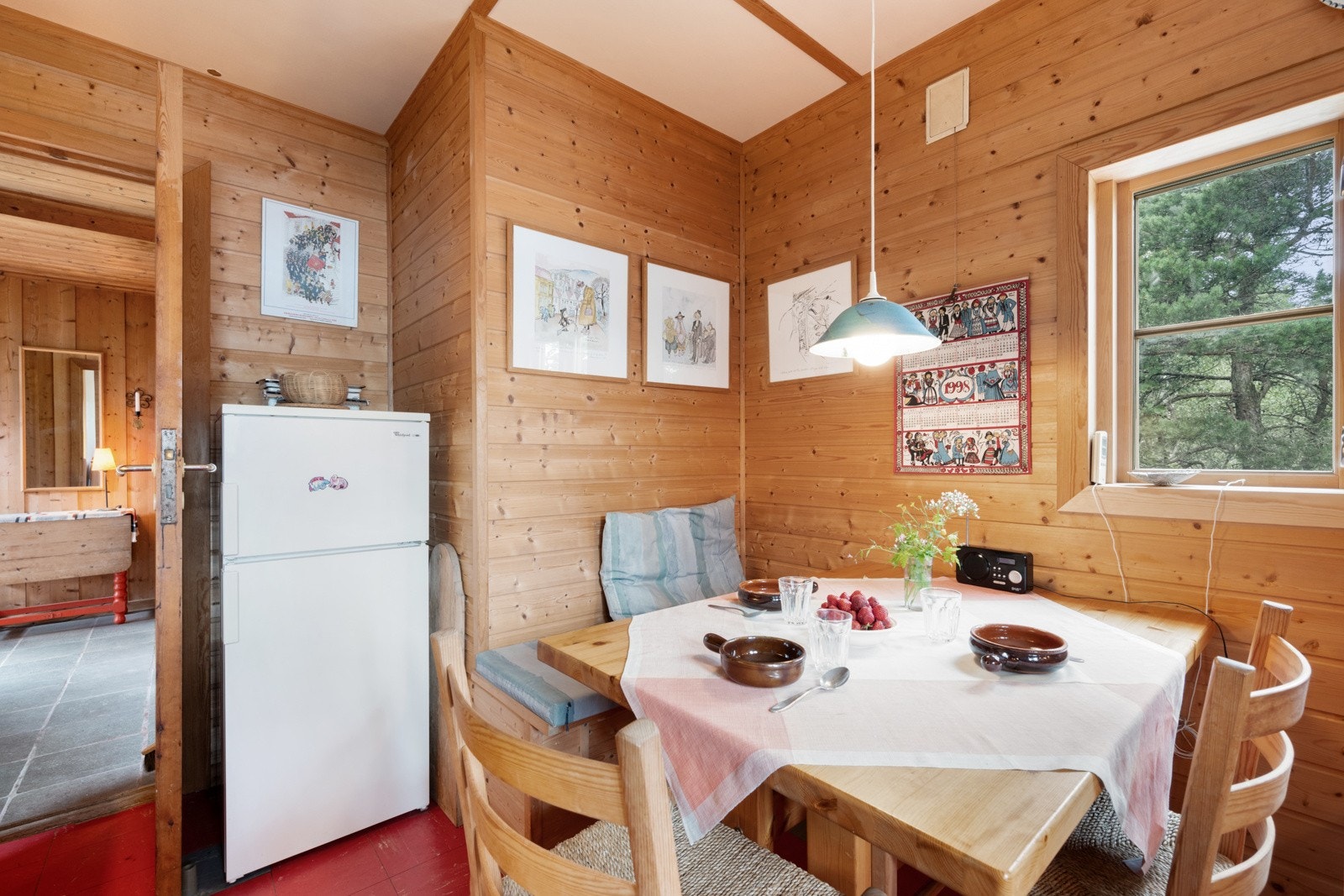 Hytten har furu, fliser og skifer på gulv. På veggene er det trepanel og strie, og det er trepanel i tak / himling. Galleribilde