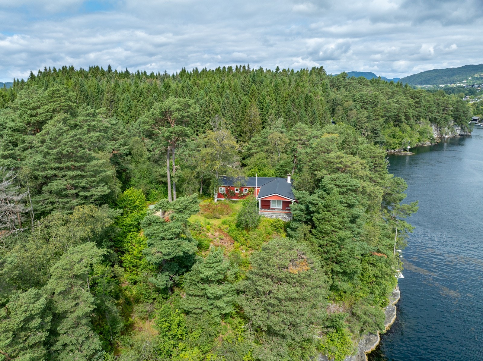 Tomten har skrånende terreng og er opparbeidet med gangveier, to terrasser og flere fine steder man kan nyte solen. Galleribilde