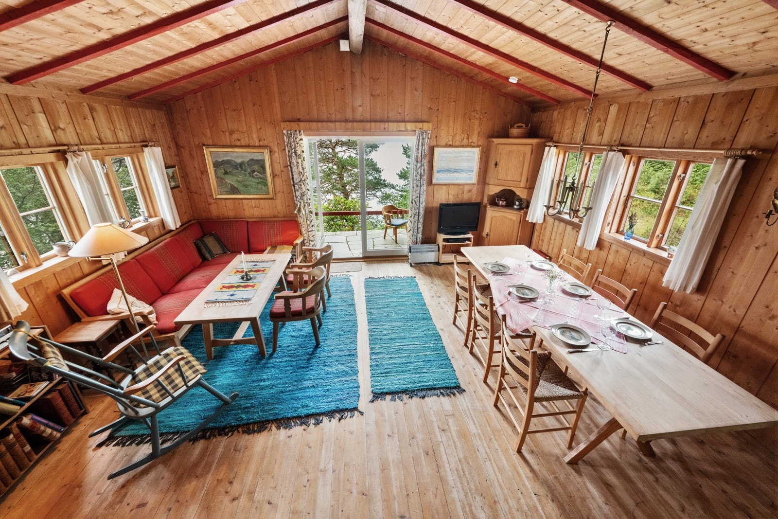 Skulle det være regnvær, er det godt med plass til å kose seg inne i hytten også. Galleribilde