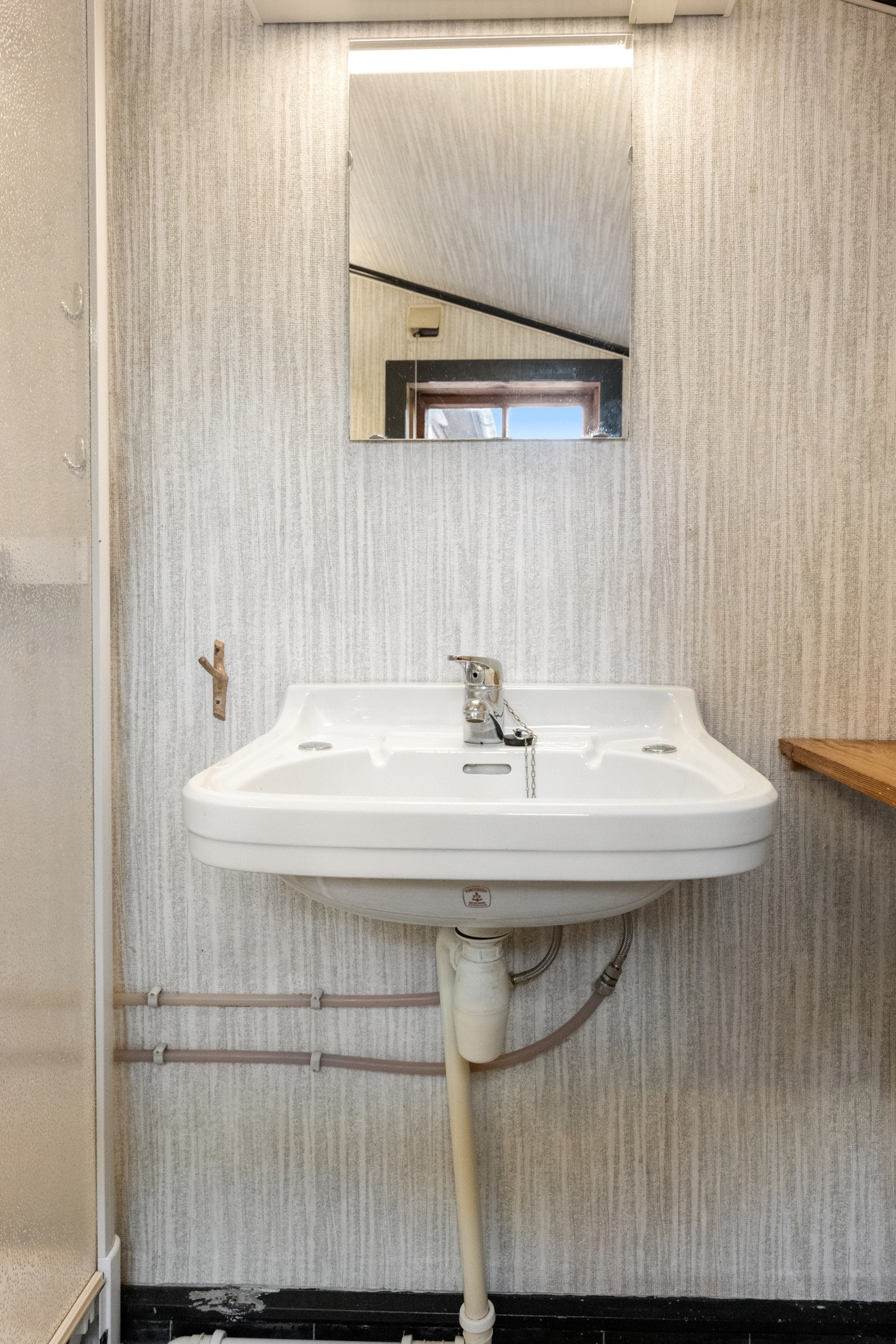 Innlagt vann på kjøkken og badet fra oppsamlet regnvann med varmtvannsbereder og elektrisk pumpe Galleribilde