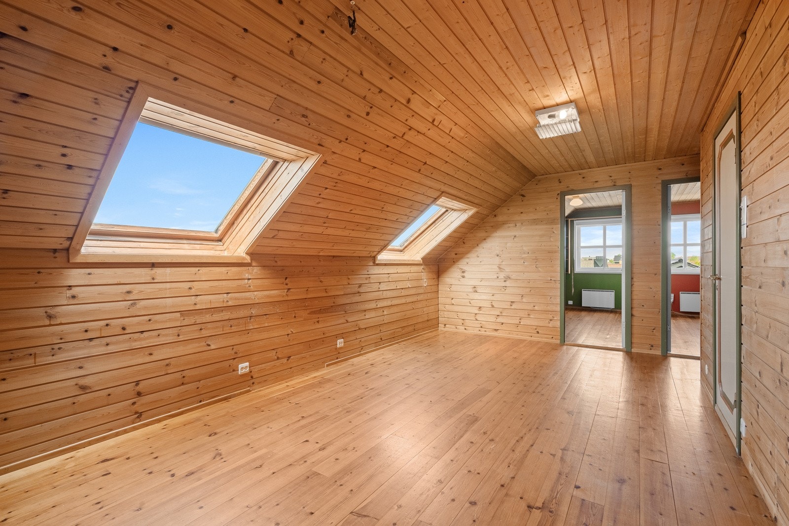 Fra loftstuen er det god sjøutsikt til Hafrsfjord. Soverom 2 og 3 i bakgrunnen. Galleribilde
