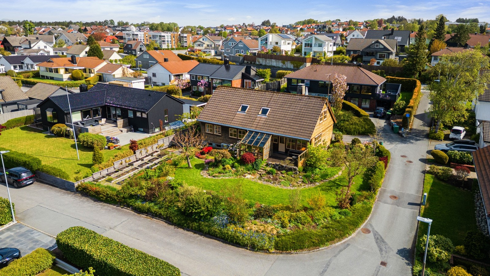 Eiendommen ligger noe forhøyet i terrenget på en solrik hjørnetomt i et rolig og barnevennlig området. Galleribilde