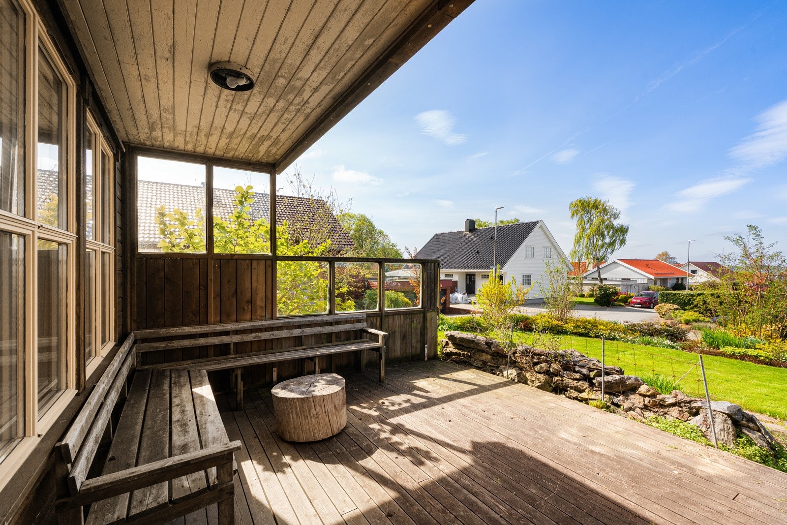 Stor solrik terrasse som vender mot sydvest. Galleribilde