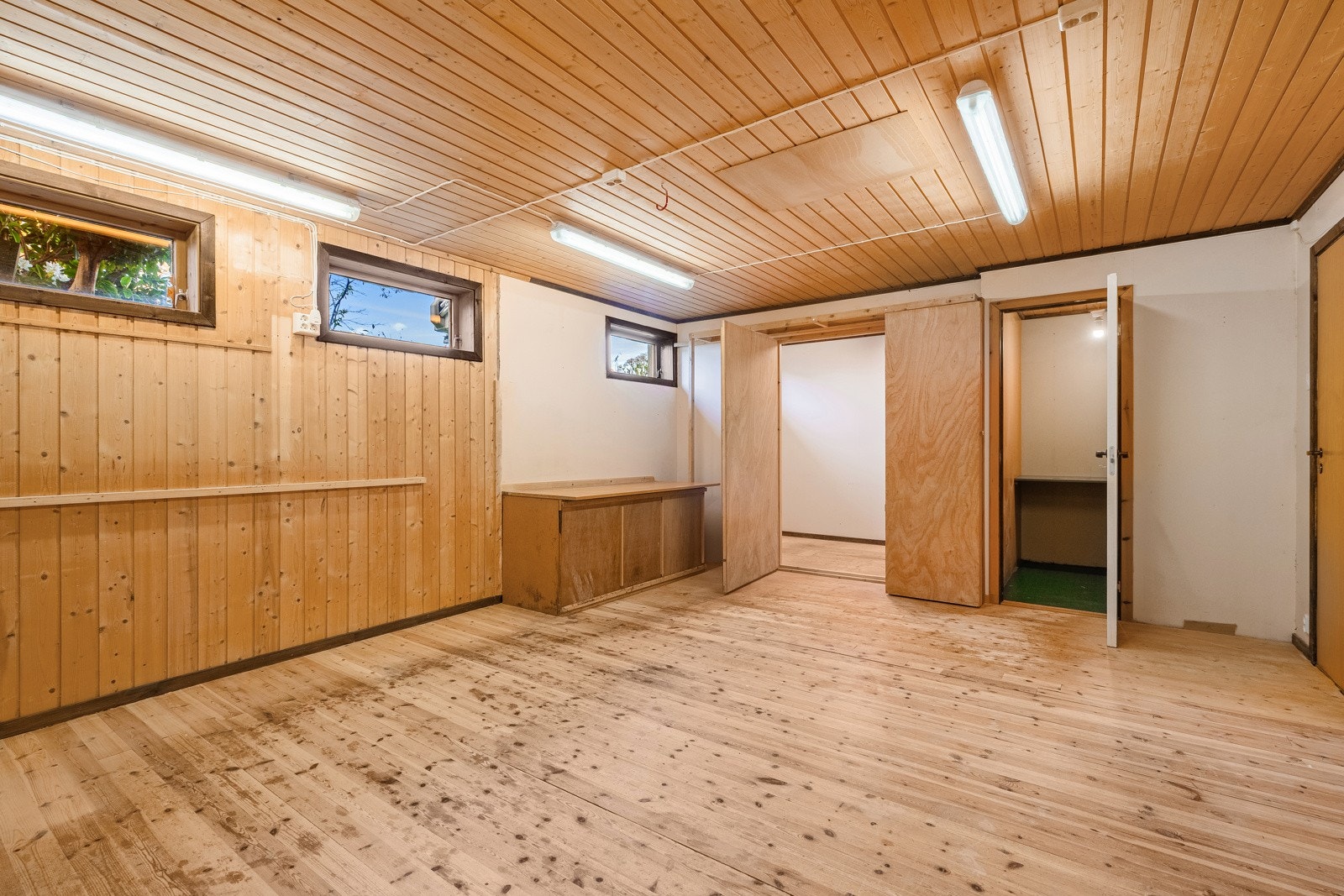 Innredet kjellerrom, brukt som verksted. Lite rom til høyre er innredet som mørkerom med vask. Galleribilde