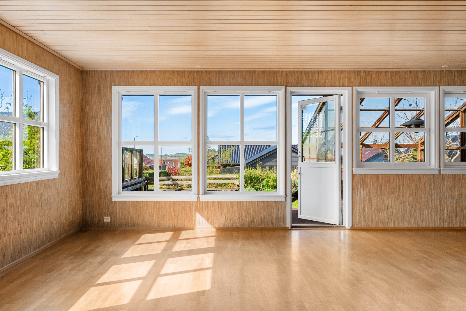 Direkte utgang til uteområdene fra stuen. Galleribilde
