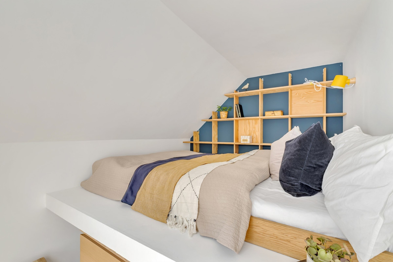 Plassbygget seng med plass til 1,40m bred madrass. Galleribilde