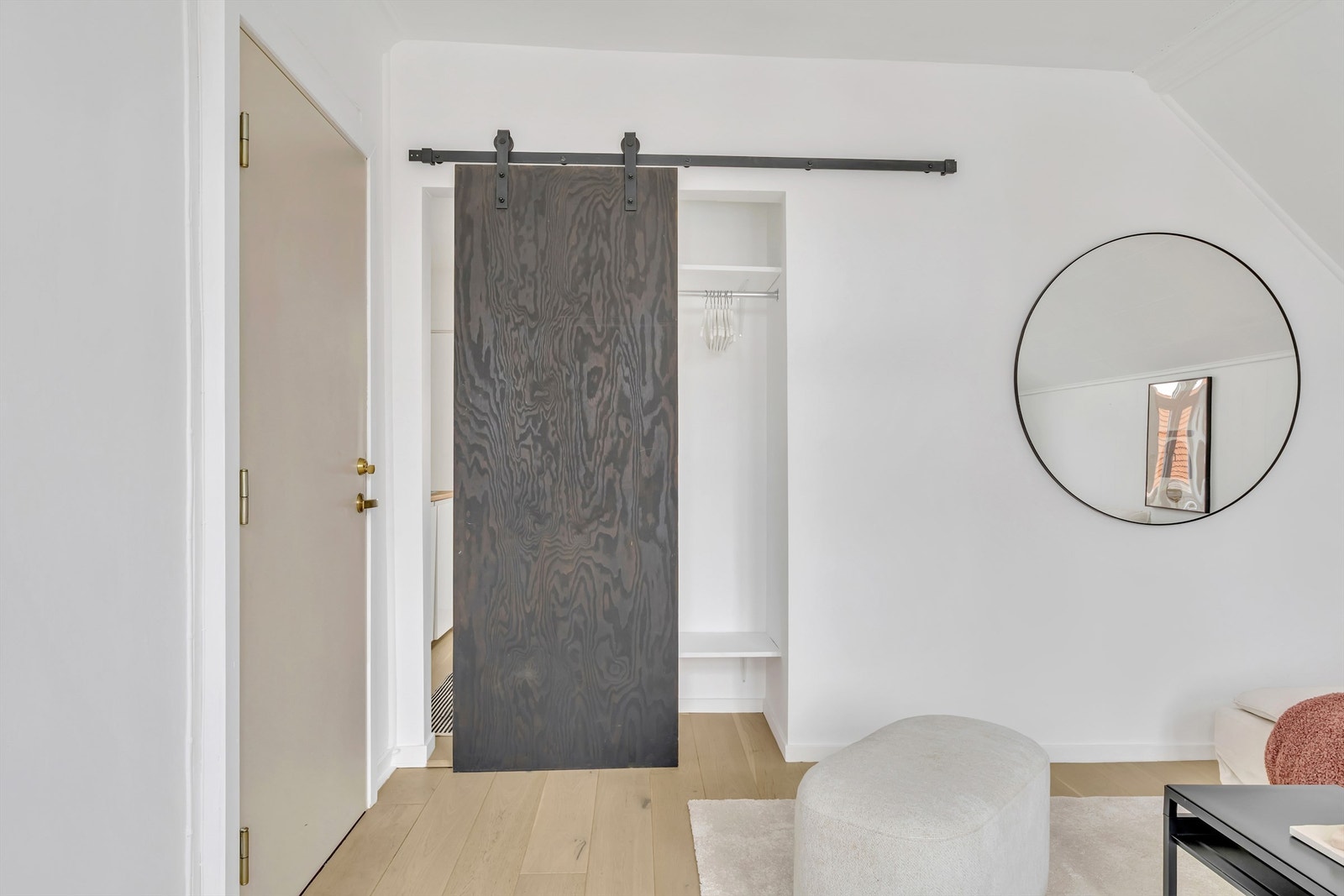 Praktisk innebygget garderobeløsning for oppbevaring av yttertøy og sko. Galleribilde