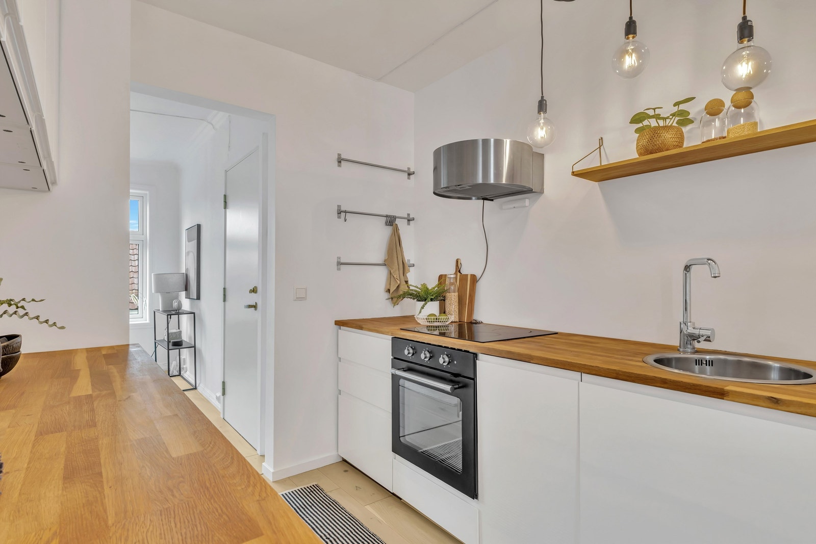 Kjøkkenet er godt utstyrt med integrert stekeovn, platetopp, oppvaskmaskin, benkekjøleskap og benkefryseskap. Galleribilde