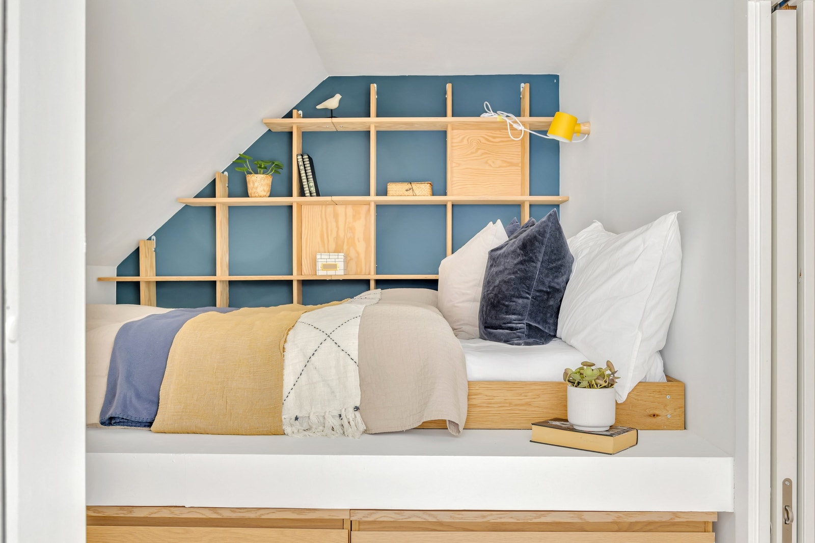 Praktisk løsning for seng og oppbevaring. Det er et stort areal under sengen som kan brukes til oppbevaring og en stor kommode. Galleribilde