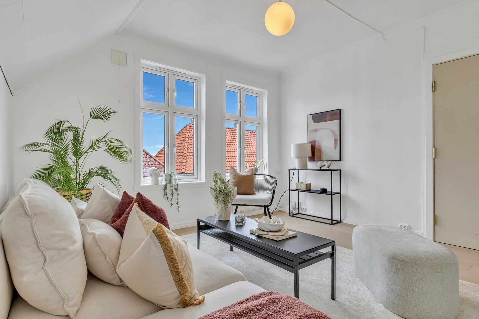 Leiligheten fremstår innbydende med lyse og moderne overflater. Galleribilde