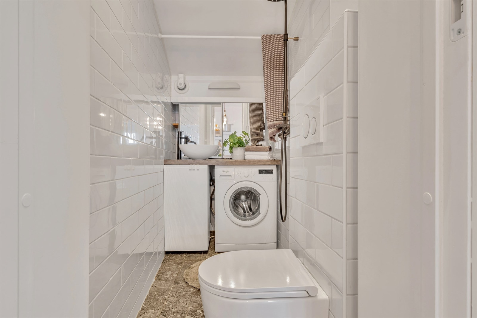 Helfliset bad oppgradert i 2018. Vegghengt servantinnredning med dør og benkeplate utført i mikrosement. Opplegg for vaskemaskin. Galleribilde