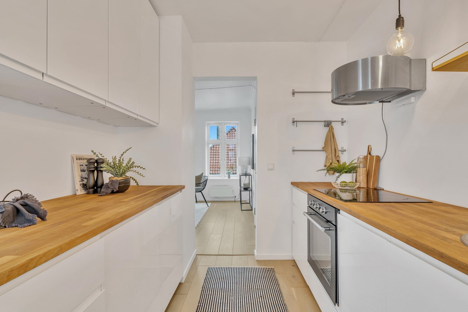 Kjøkkenet ligger fint plassert like ved stuen. Lekker en-stavs parkett er gjennomgående i hele leiligheten. Galleribilde