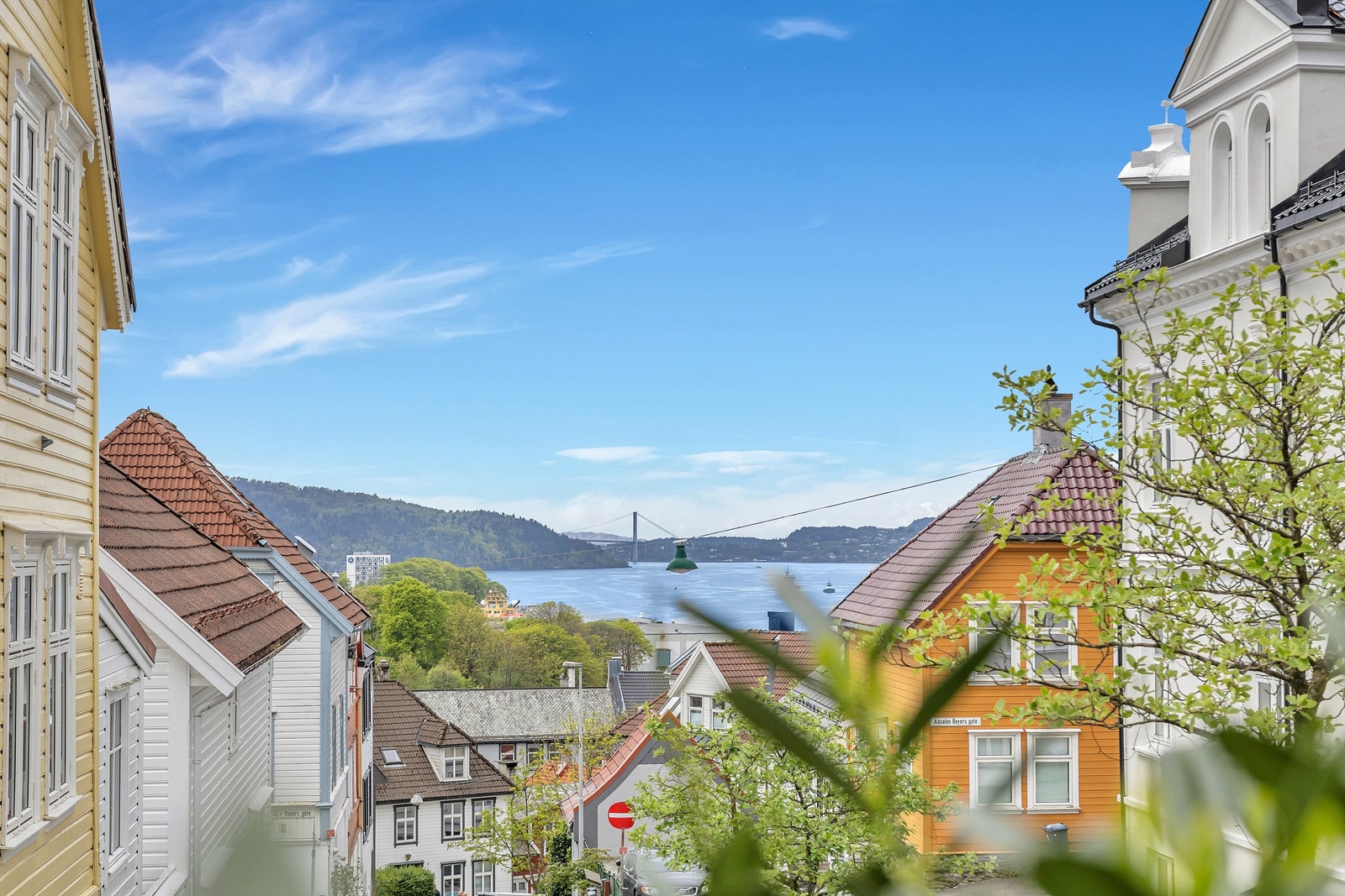 Kort vei til fjell, fjord, by og høyskoler. Området byr på alt man trenger i hverdagen. Dette sørger for at man som beboer nyter en praktisk og komfortabel hverdag. Galleribilde