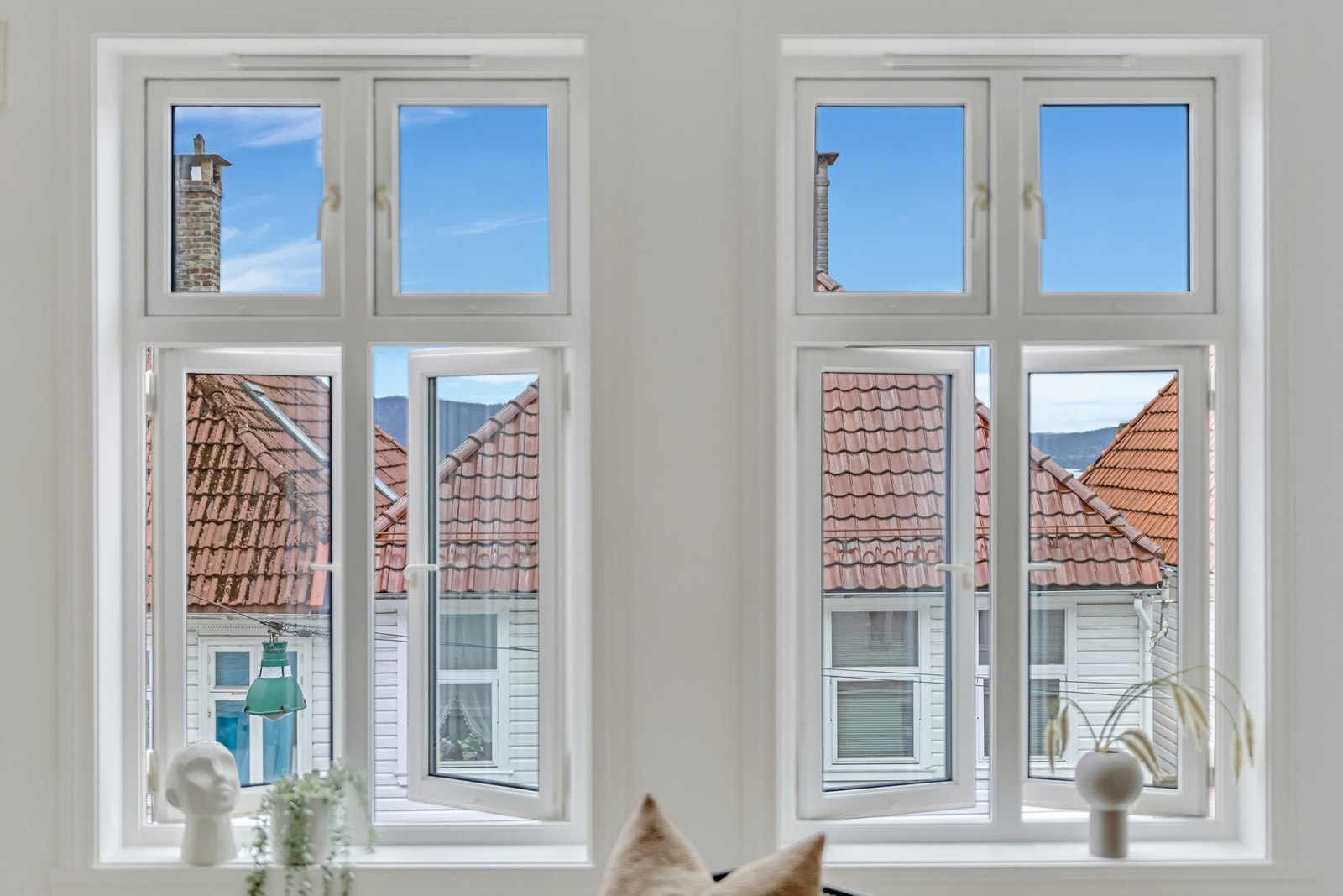 Store vindusflater gir godt med naturlig lysinnslipp og fin utsikt til sjarmerende gater og trehusbebyggelse i nabolaget. Galleribilde