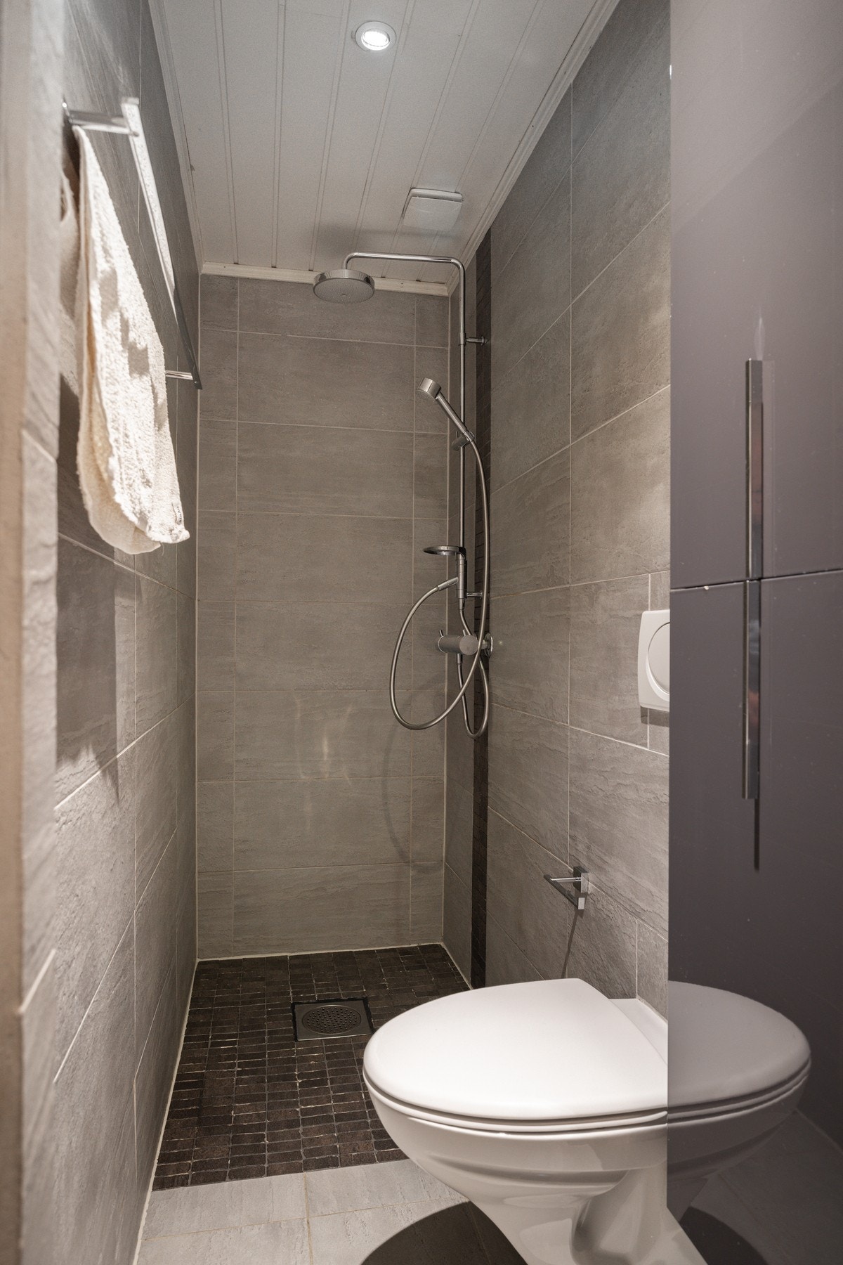 Inneholder: Servant med underskap, to overskap og speil. Dusjnisje og vegghengt toalett. Galleribilde