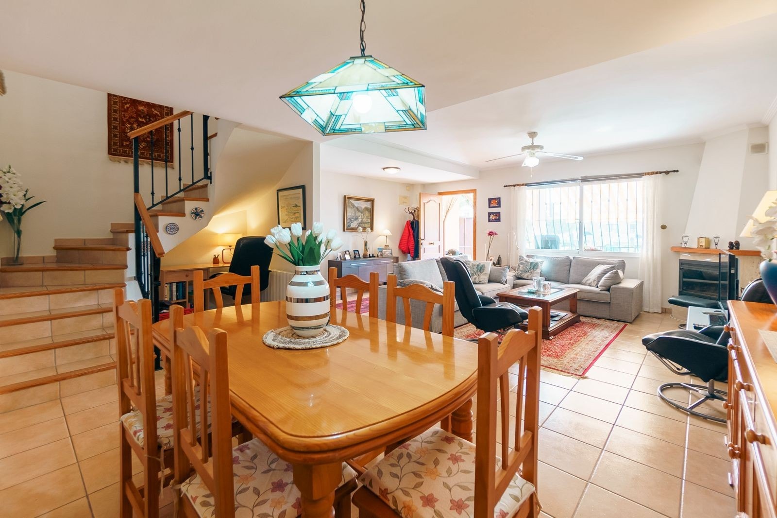 Spisestuen med direkte tilknytning til kjøkkenet Galleribilde