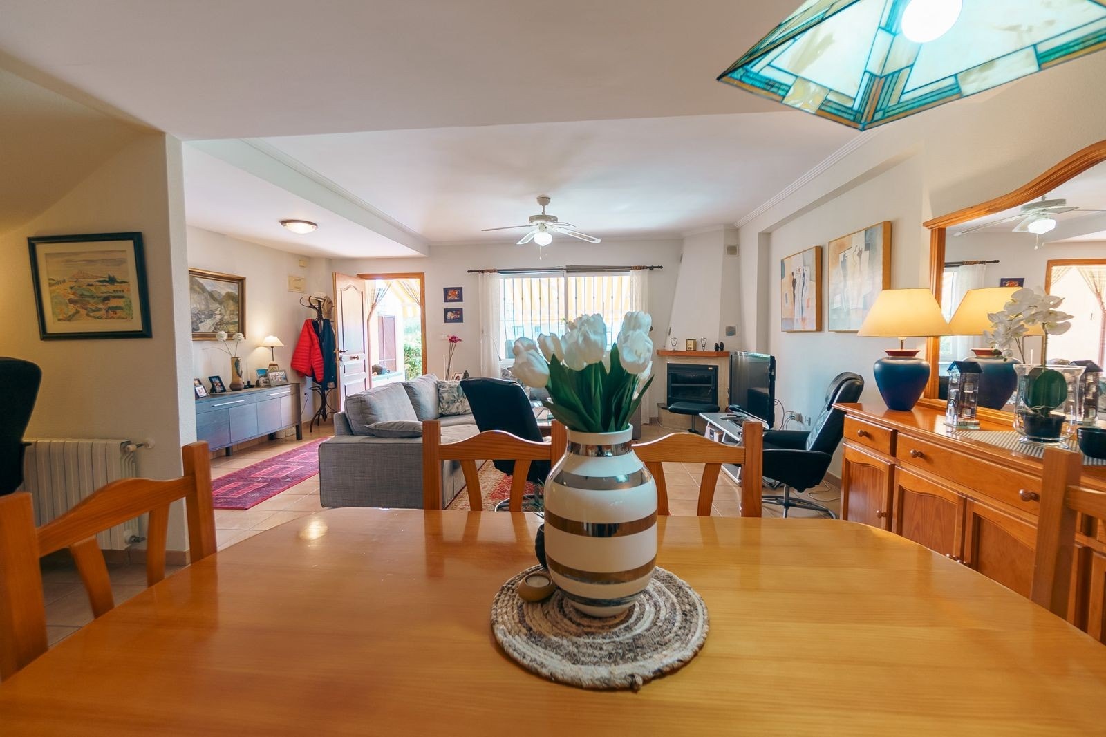 Når man kommer inn føler man seg hjemme umiddelbart Galleribilde