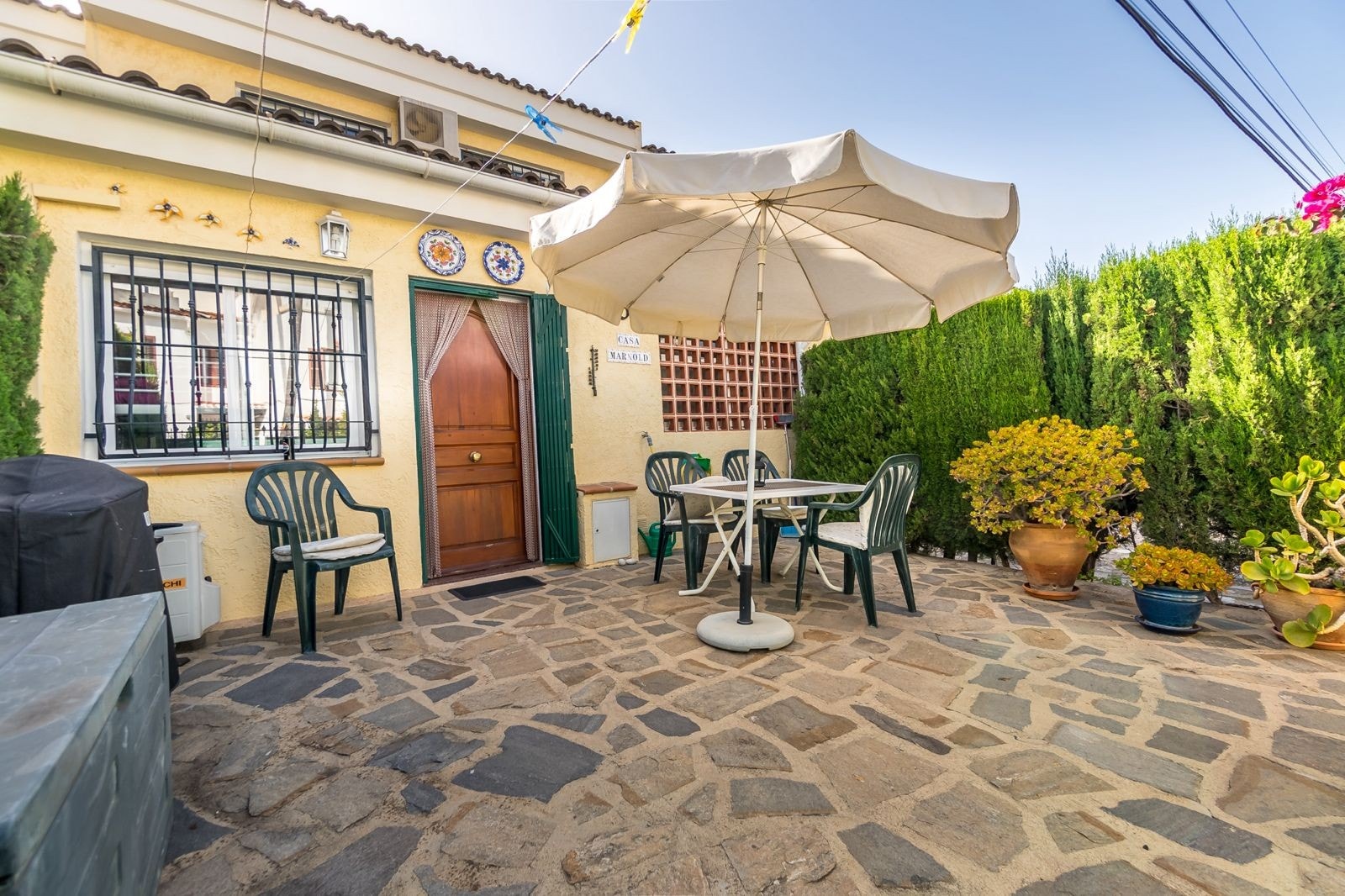 Terrassen på baksiden av huset hvor man også kan kjøre inn med bilen fra gaten Galleribilde