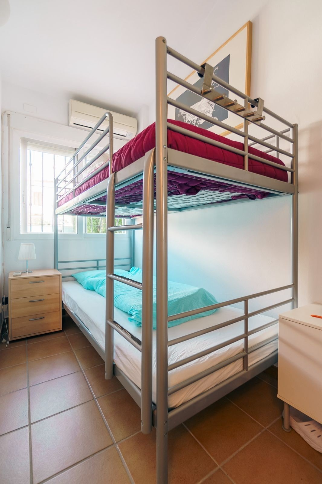 Denne avdelingen i 1. etg. har egen inngang fra bakhagen og kan benyttes som en gjesteavd med eget sov og bad Galleribilde