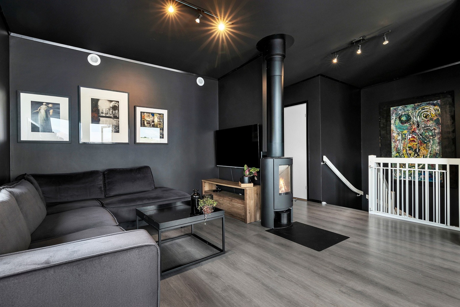 Vedfyring i stuen gir en varm og hyggelig atmosfære. Galleribilde