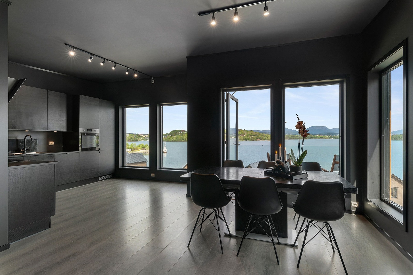 Spiseavdeling perfekt plassert mellom stue og kjøkken. Galleribilde