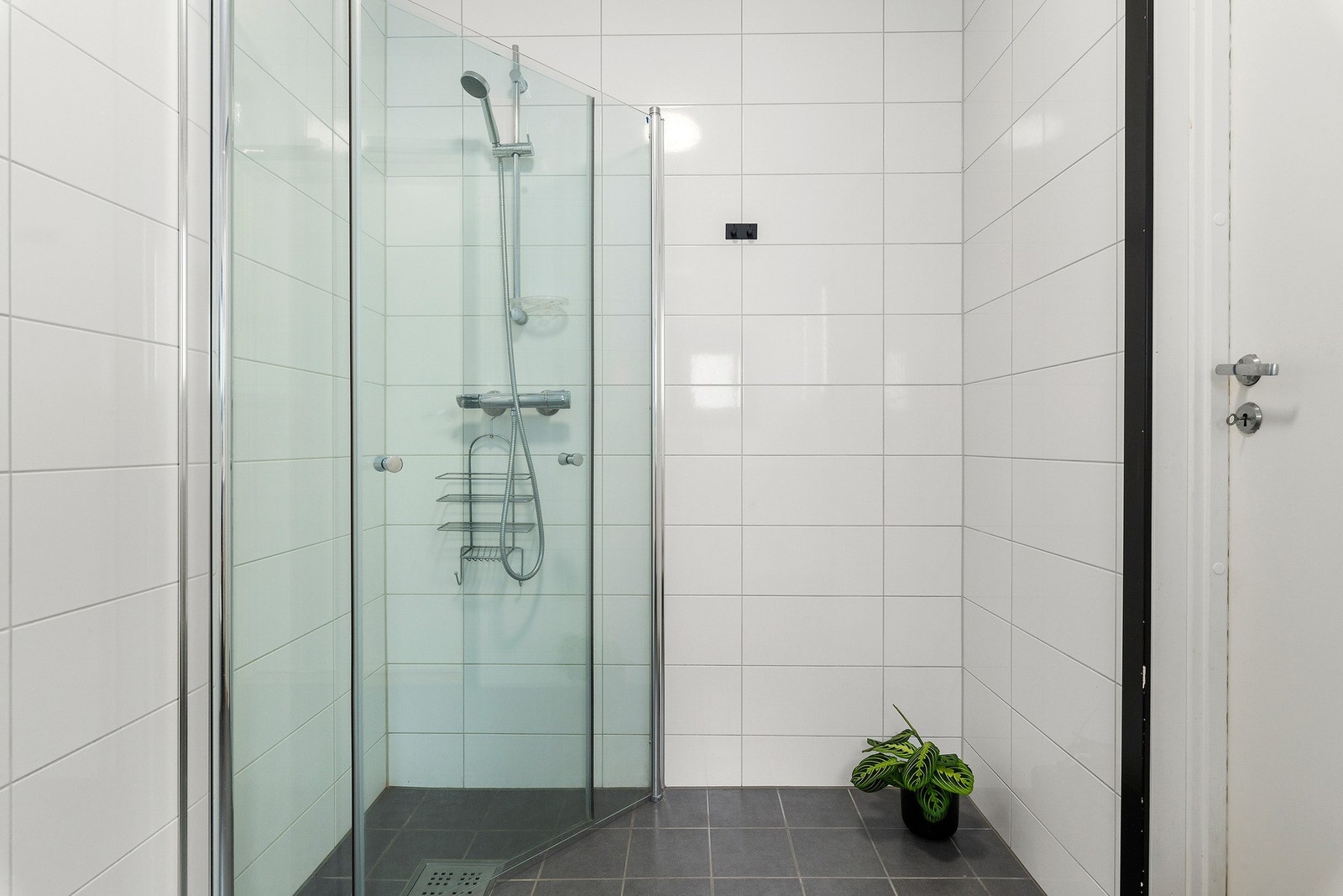 Bad i hovedplan har dusjhjørne med dusjvegger i herdet glass. Galleribilde