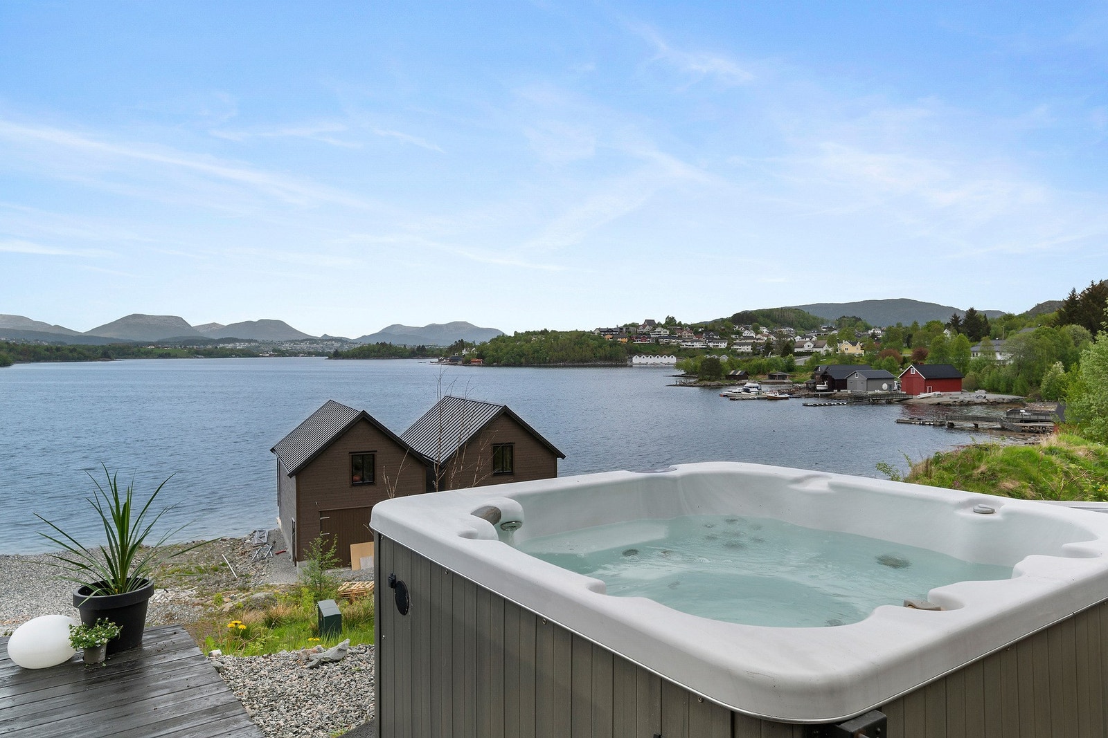 Med sjøen rett nedenfor boligen, er det også mulighet til å vandre ned for en dukkert. Galleribilde