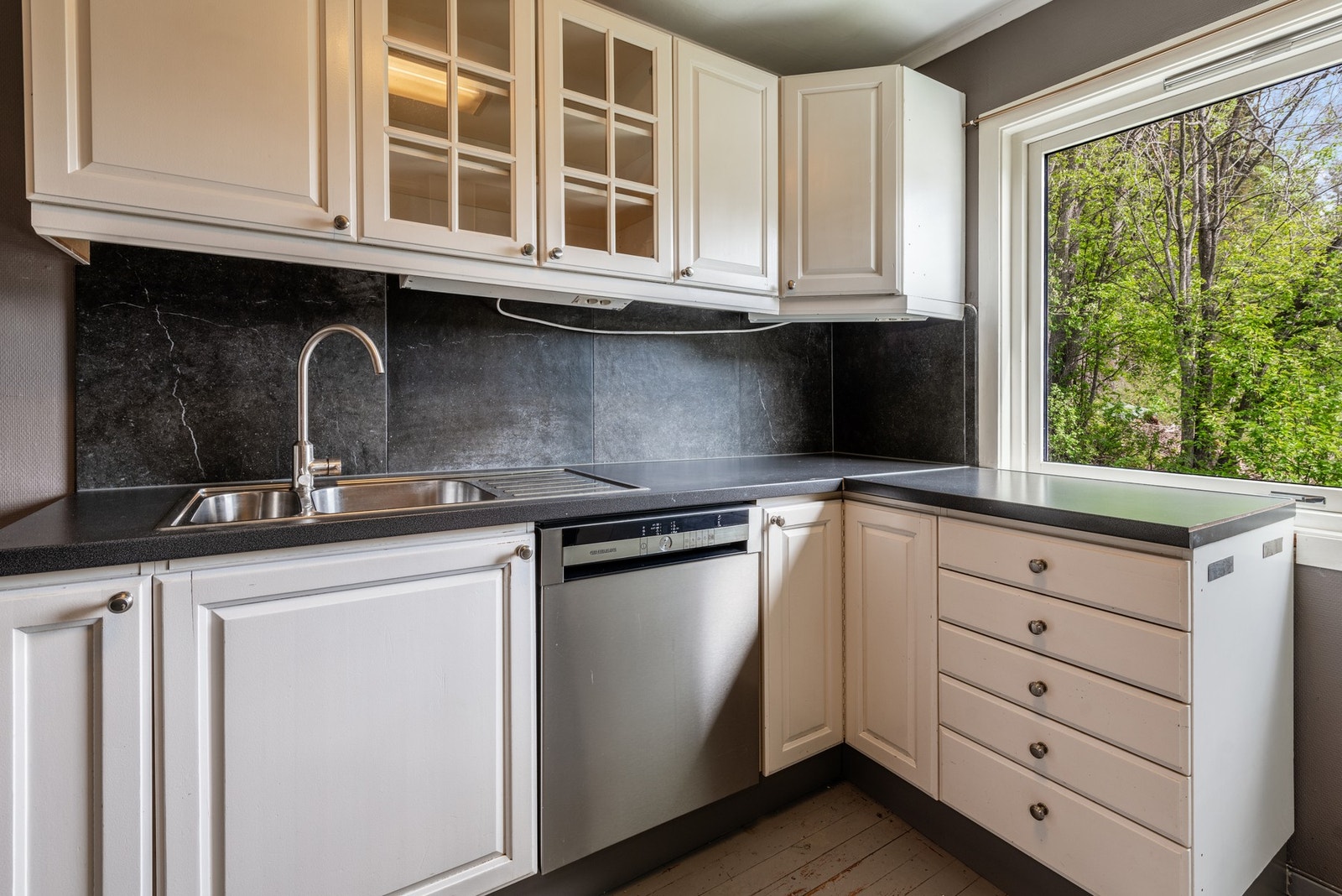 Hvite fronter og mørk benkeplate. Galleribilde