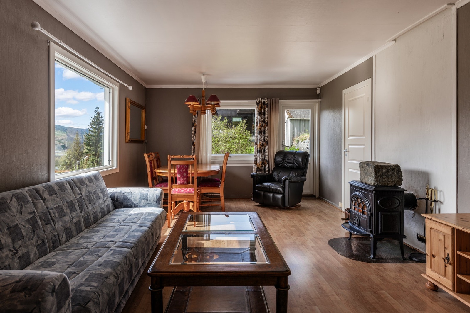 Romslig stue / spisestue. Galleribilde