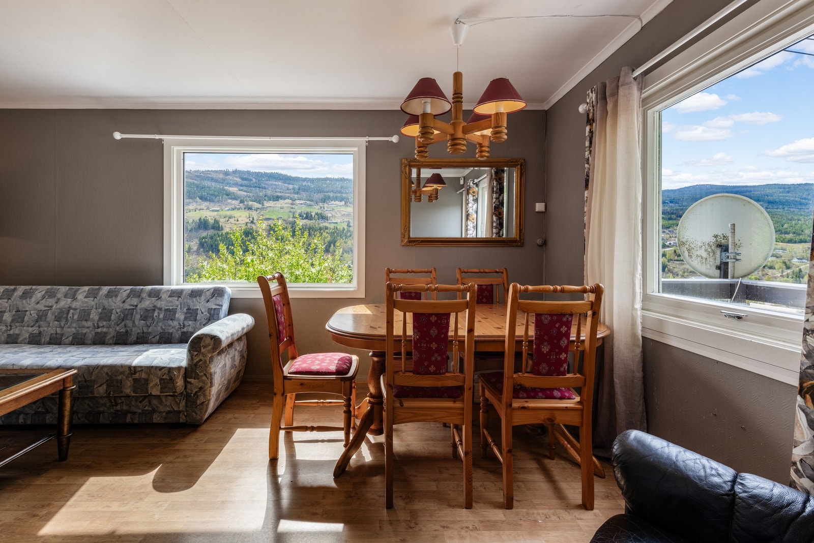 Utgang til terrassen fra stuen / spisestuen. Galleribilde