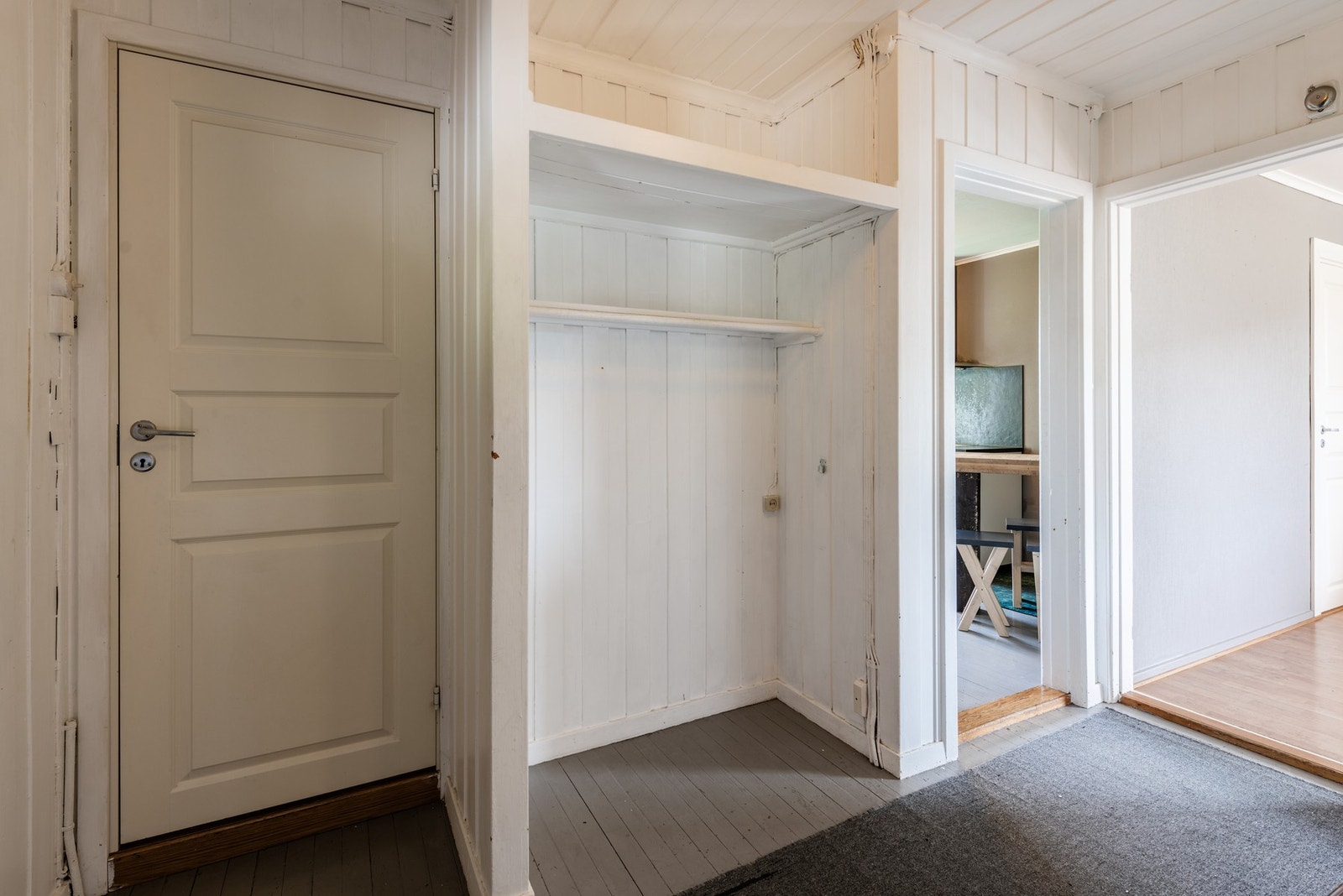 Plass til å henge fra seg yttertøyet. Galleribilde