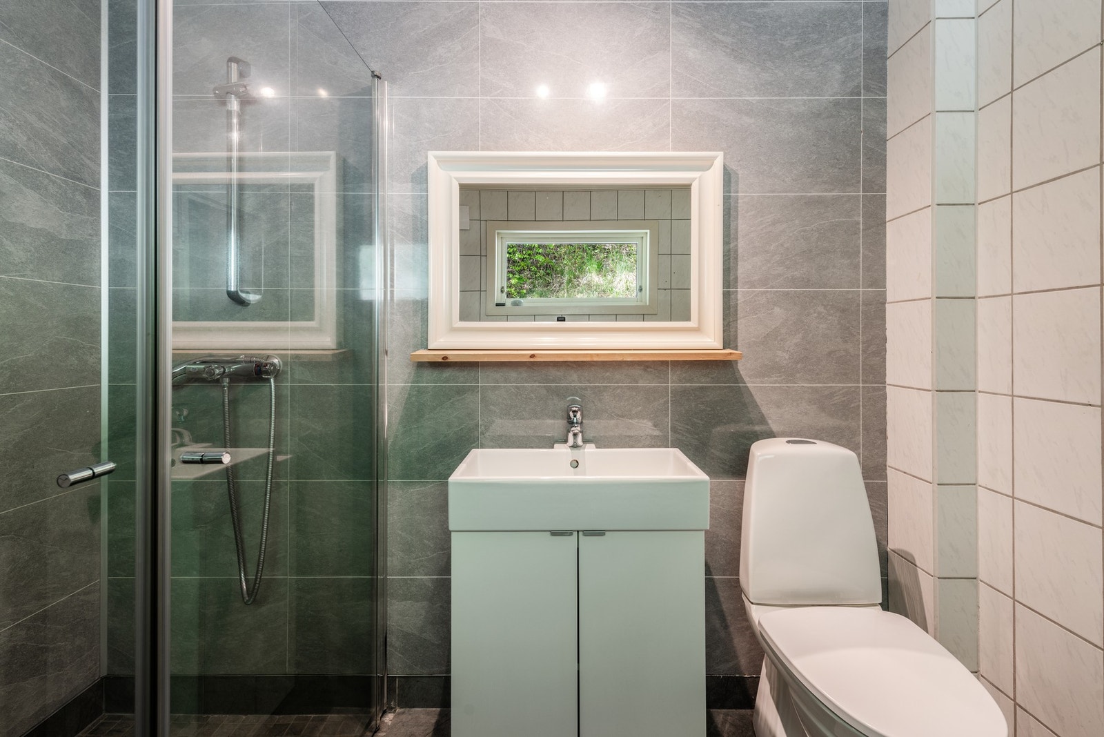 Innredet med toalett, baderomsinnredning, dusj og opplegg for vaskemaskin. Galleribilde