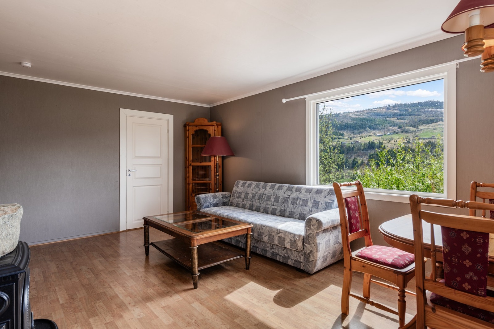 Flere vinduer som slipper inn rikelig med lys. Galleribilde