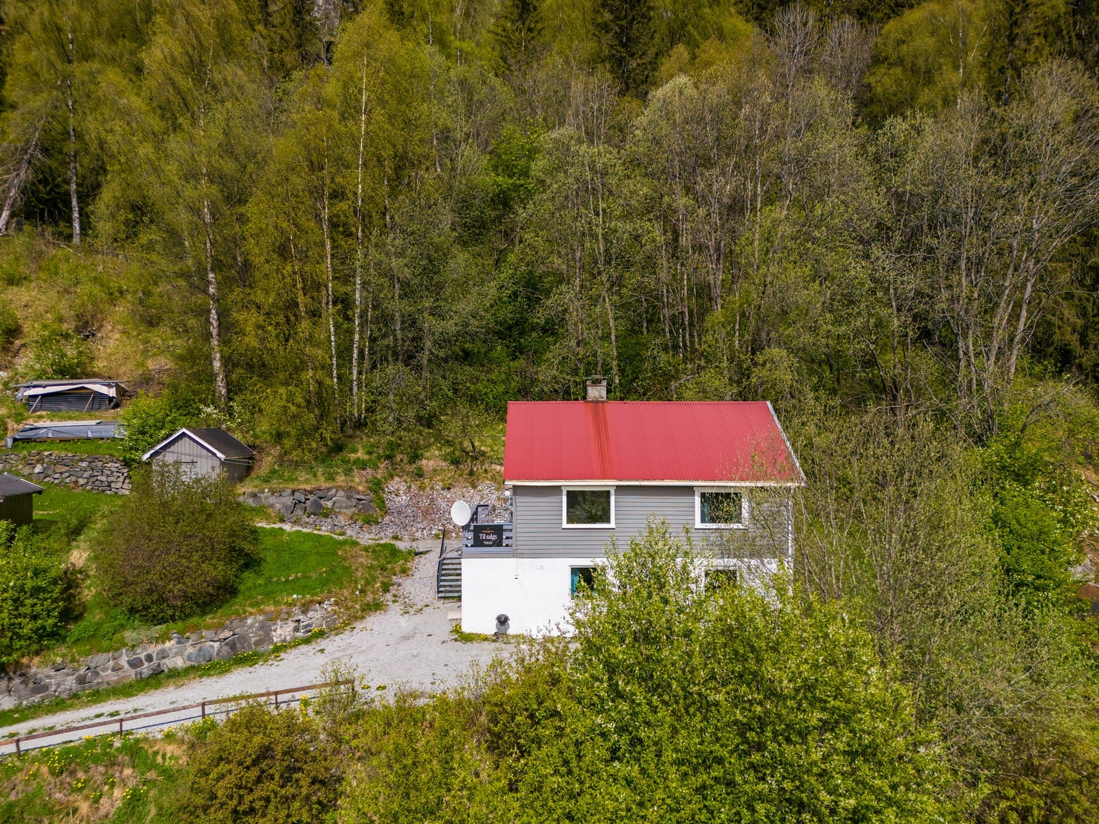 Boligen har går over to etasjer i tillegg er det loft. Galleribilde