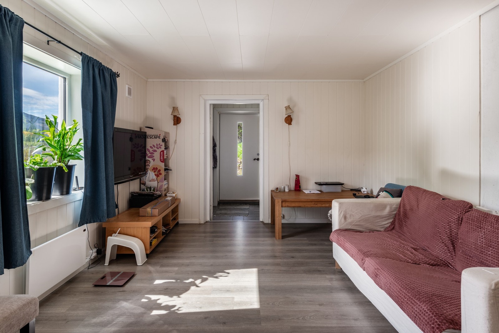 Romslig stue med plass til sofagruppe. Galleribilde