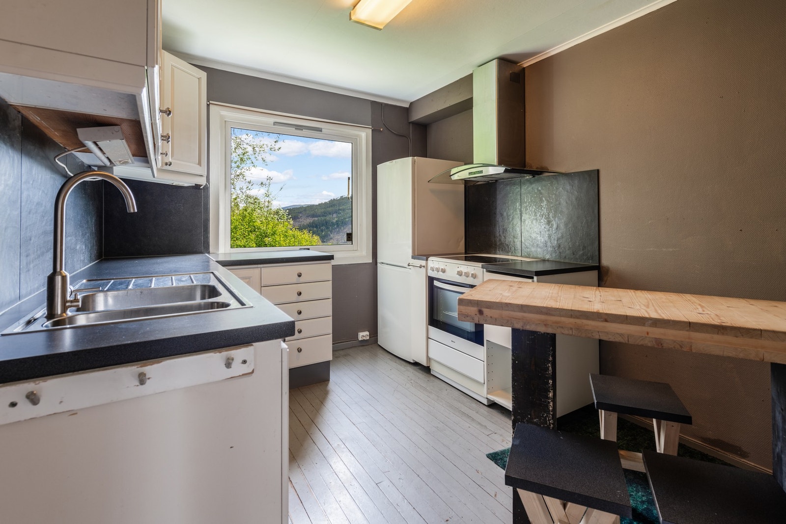 Kjøkkenet har bra med oppbevaringsplass. Galleribilde