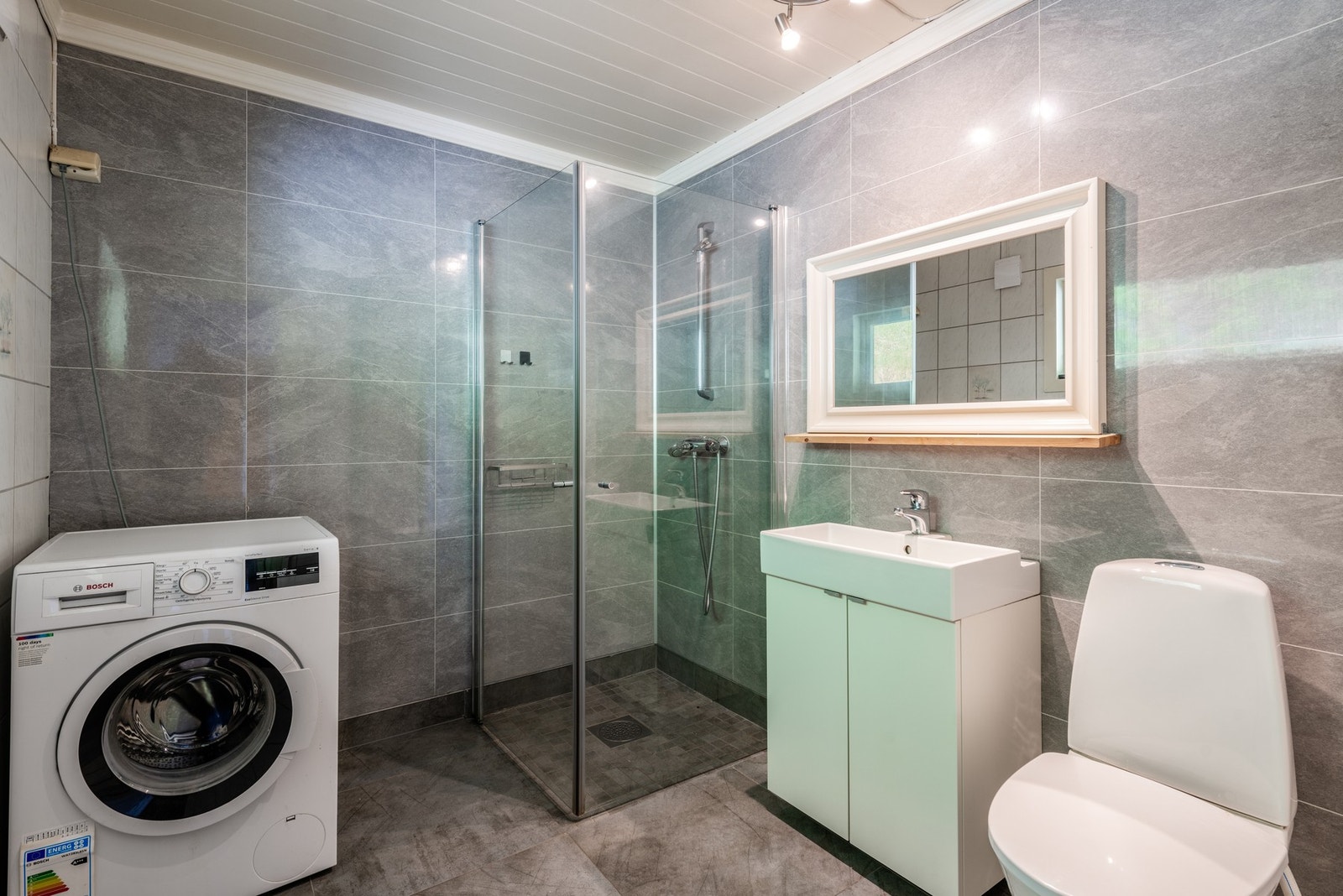 Modernisert bad med nyere innredning. Galleribilde