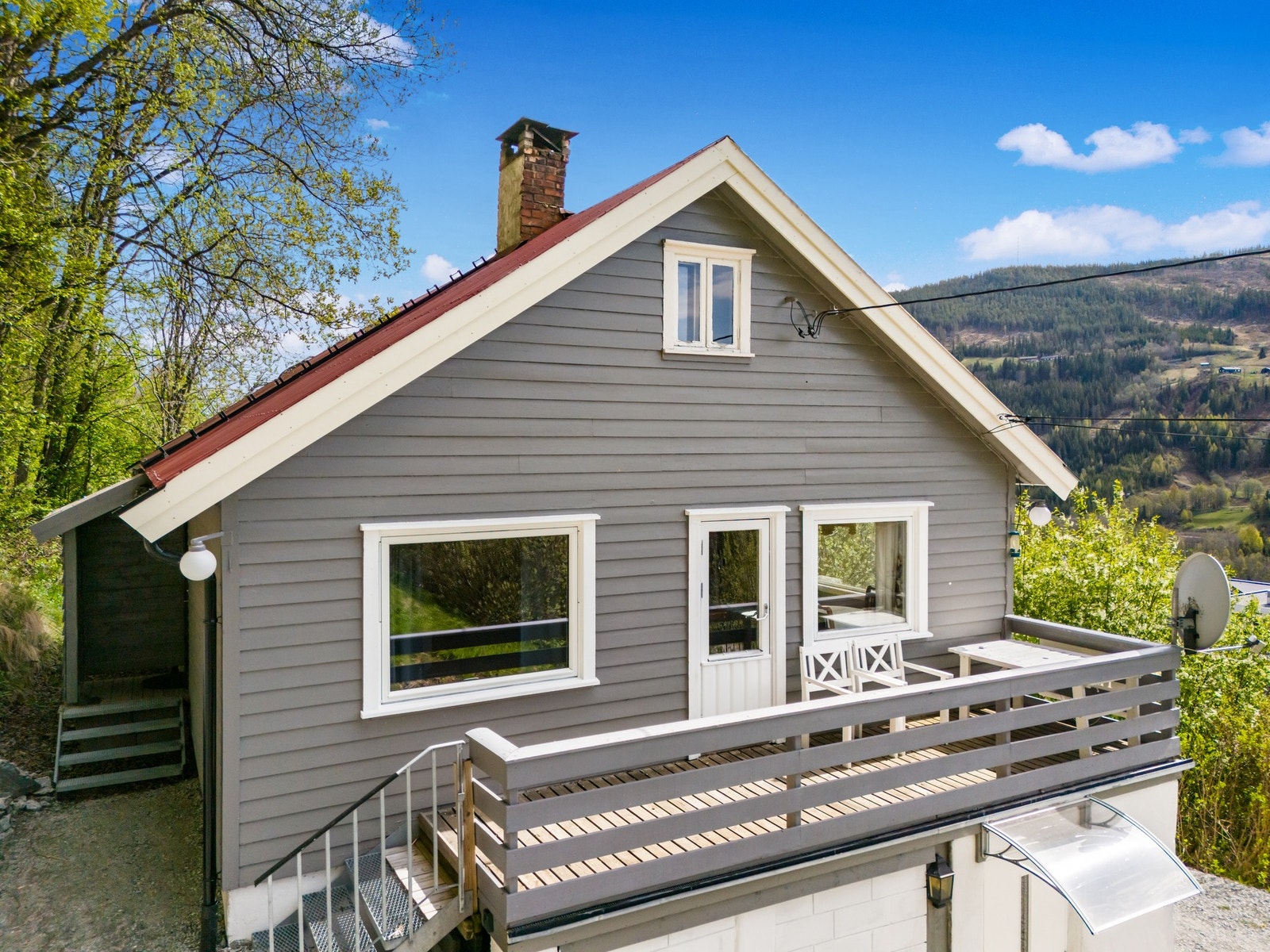 Fin terrasse som kan nytes på de solfylte dagene. Galleribilde