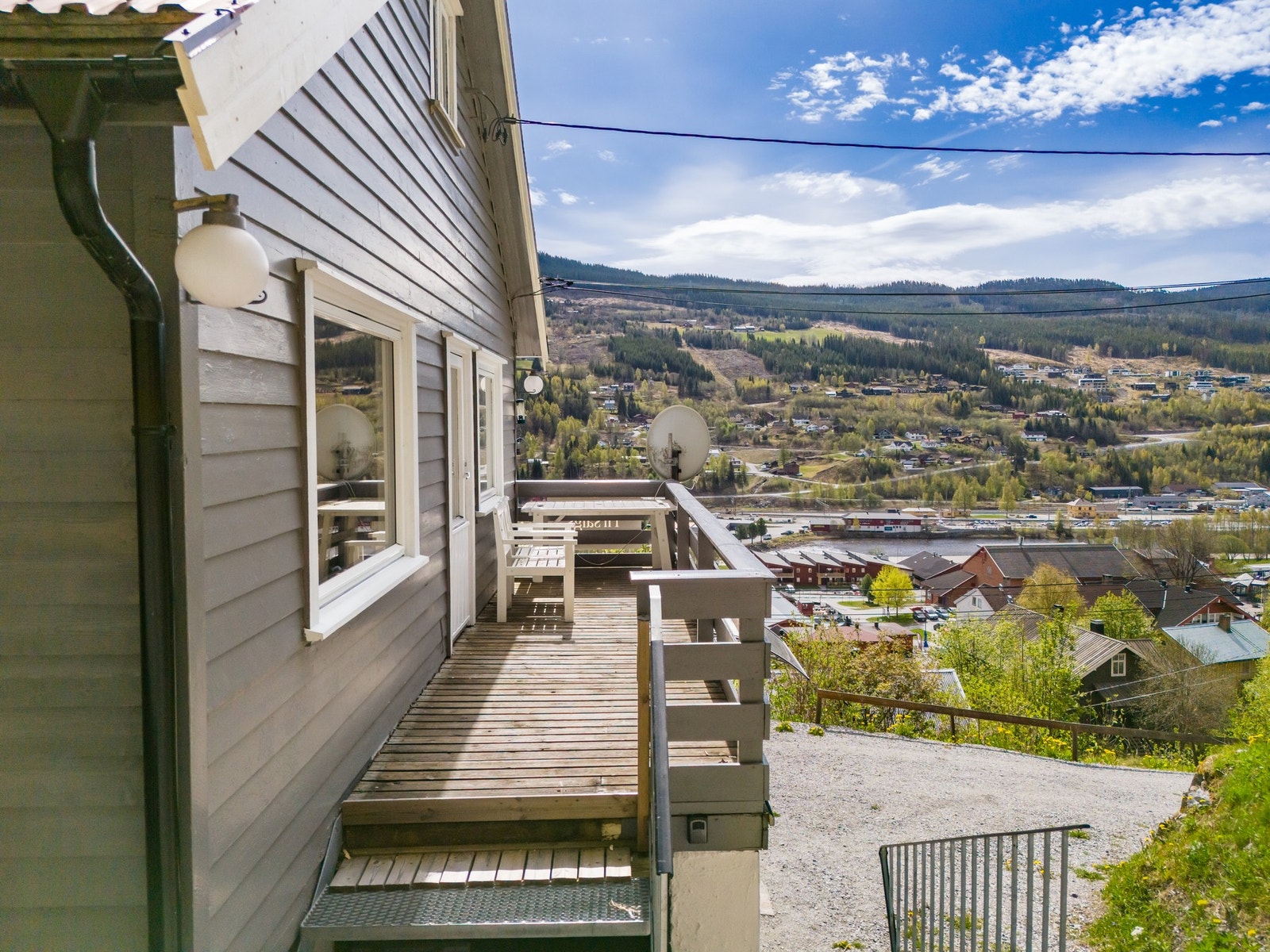 Terrasse med plass til en liten sittegruppe. Galleribilde