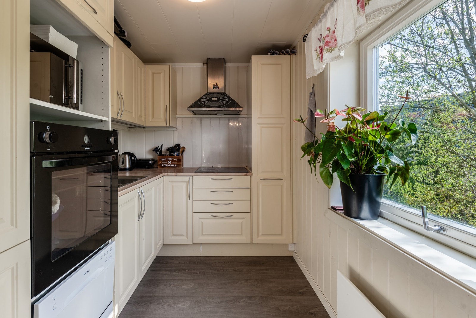 Fint kjøkken som har godt med skap-/benkeplass. Galleribilde