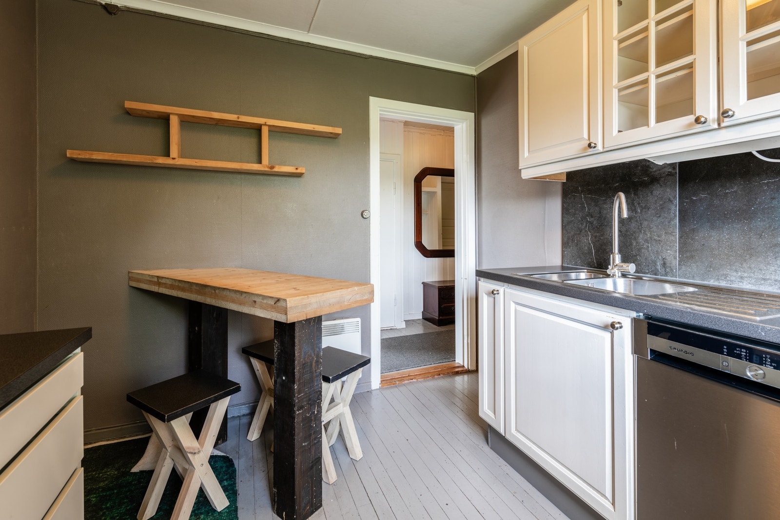 Kjøkken med plassbygd sitteplasser. Galleribilde