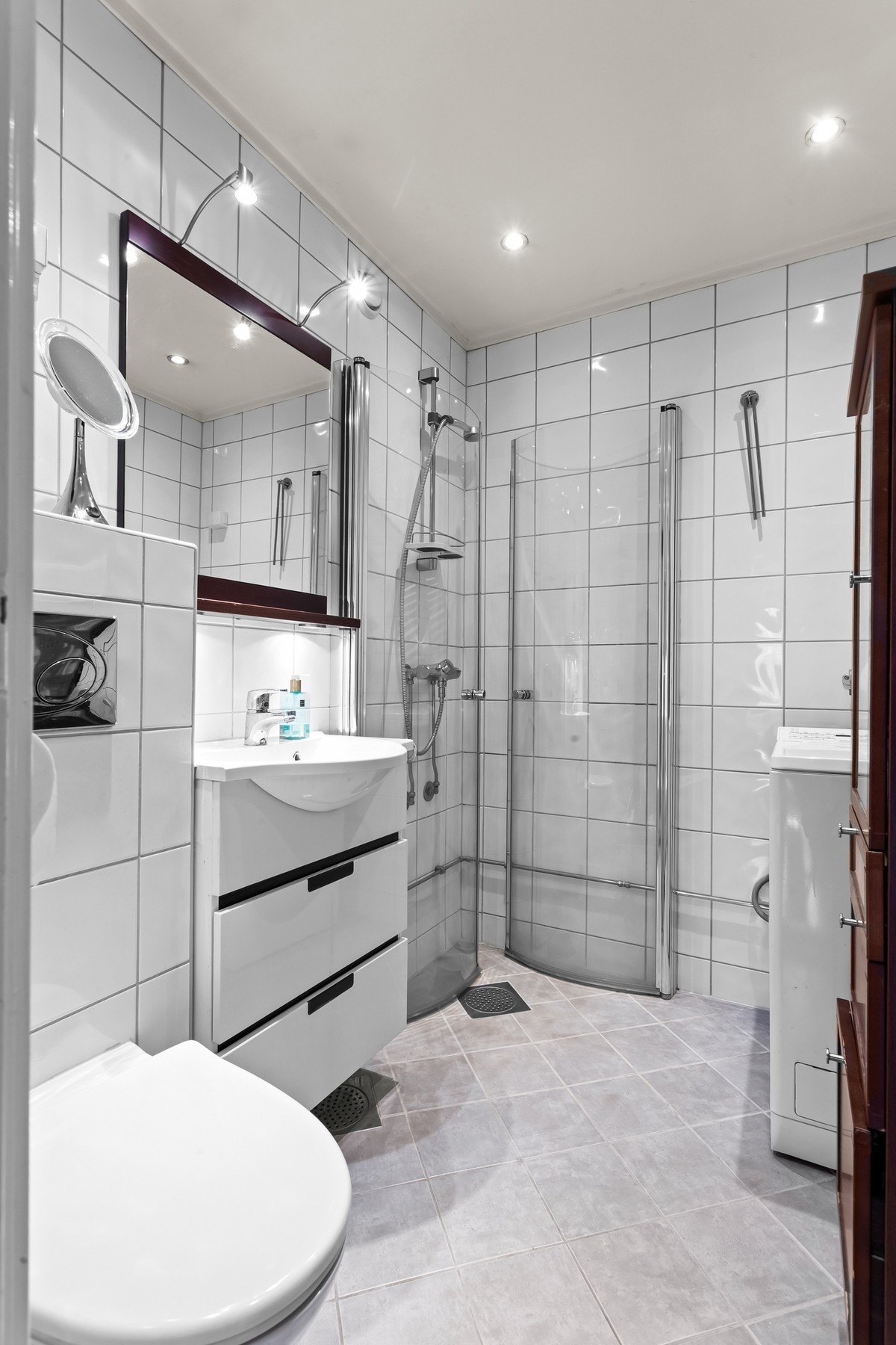 Baderom i flislagt rehabilitert i regi av borettslaget i 2007. Galleribilde