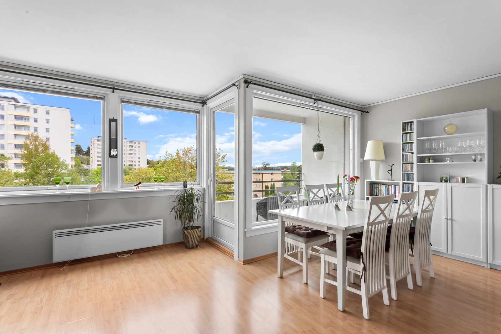 Fra stuen er det utgang til en sydøstvendt balkong på ca. 3 kvm. Galleribilde