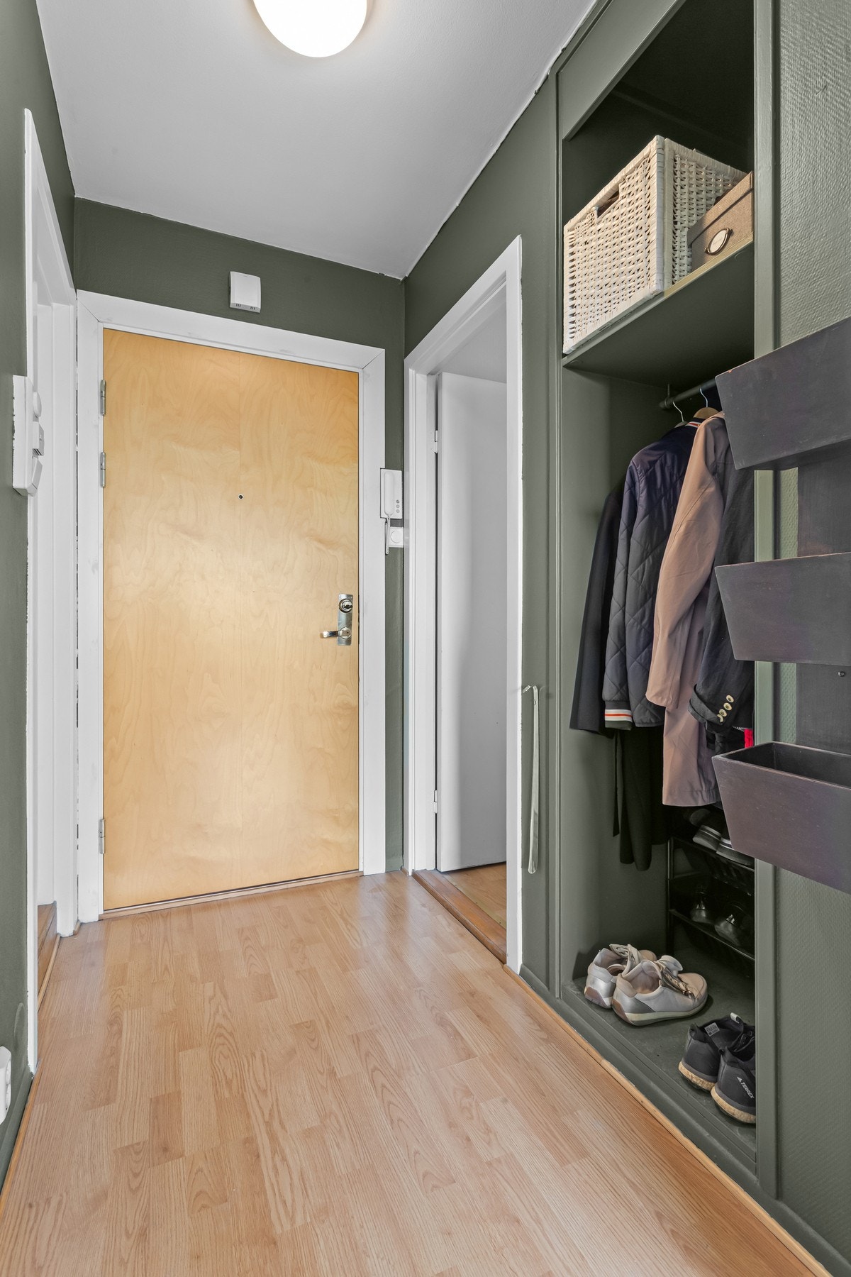 Fra entréen er det adkomst til soverom og bad. Galleribilde