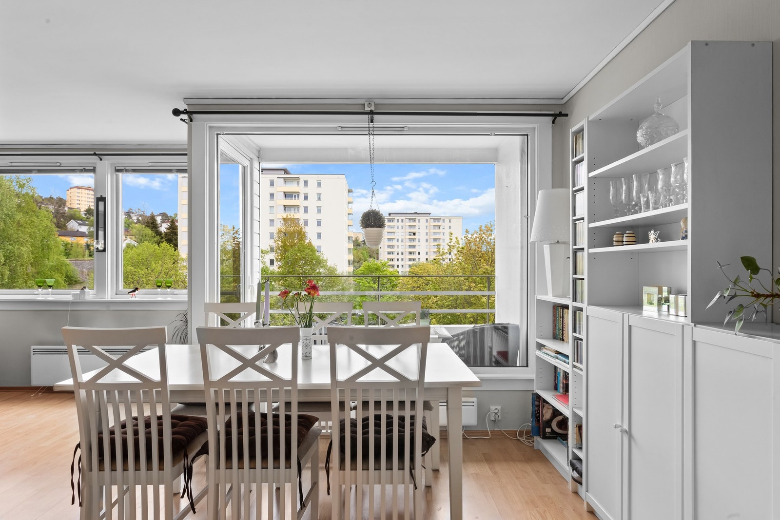 Fra spisesonen er det flott utsyn mot grønne omgivelser. Galleribilde