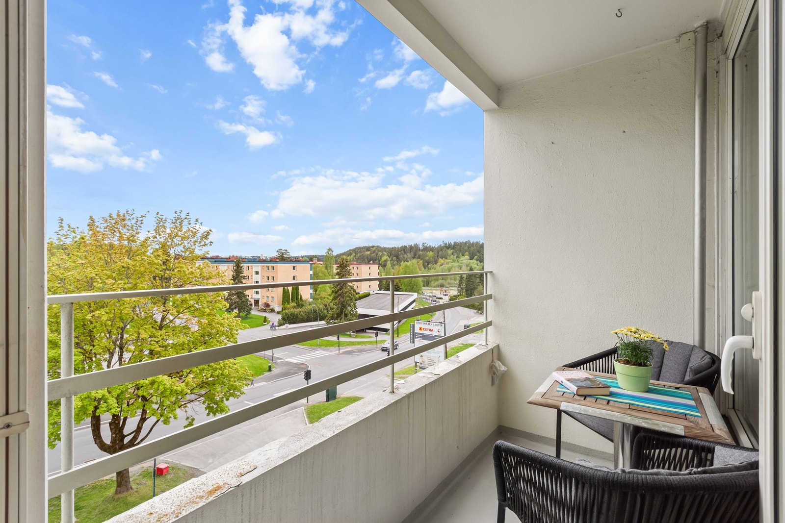 Dette er en lys og pen leilighet 2-roms med balkong, heis og garasjeplass. Galleribilde