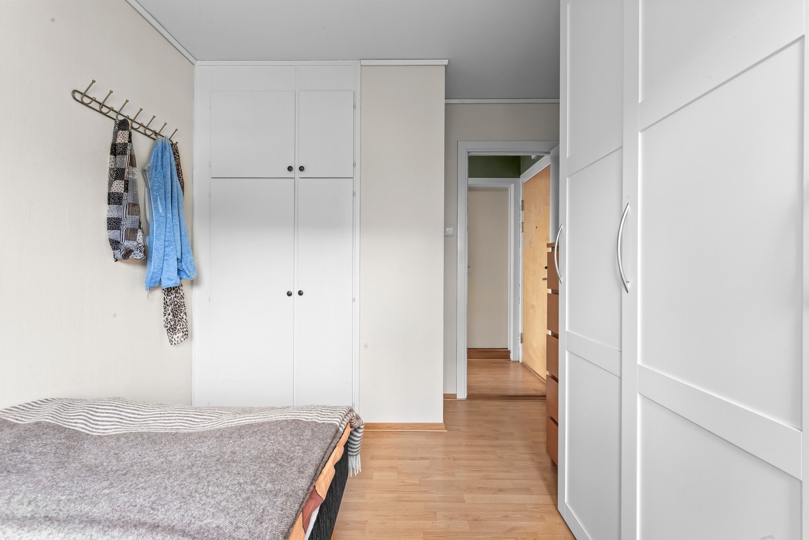 Soverom har både garderobe og plassbygd skap som gir gode oppbevaringsmuligheter. Galleribilde