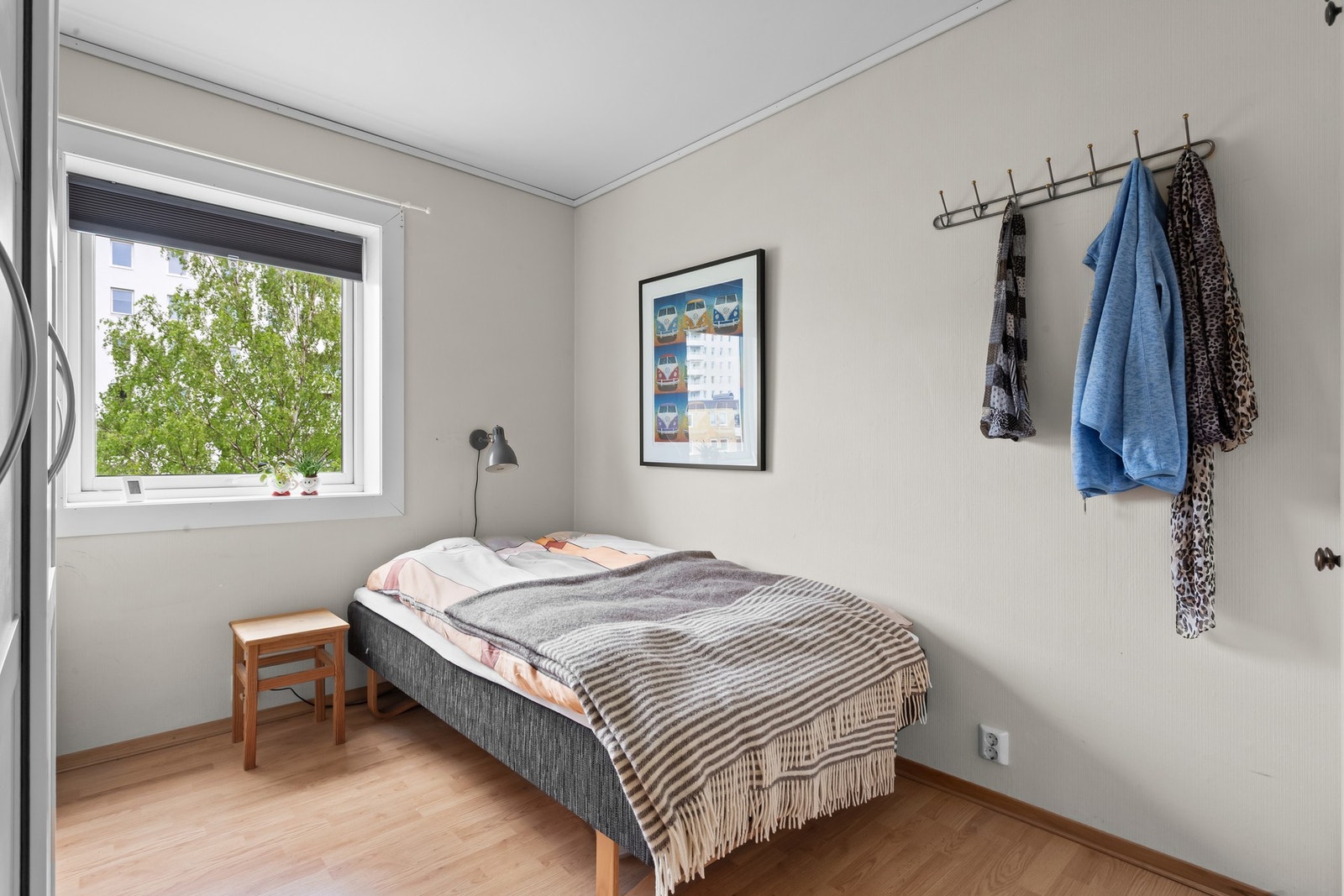 Leilighetens soverom er av god størrelse med plass til garderobeløsning. seng og tilhørende nattbord. Galleribilde